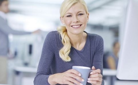 上班族喝咖啡会带来的6大好处 上班族喝咖啡好么 上班族喝咖啡有什么好处 哪些人不能喝咖啡