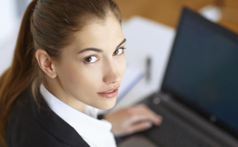 白领女性要如何防治空调病 空调病如何预防 空调病有什么危害