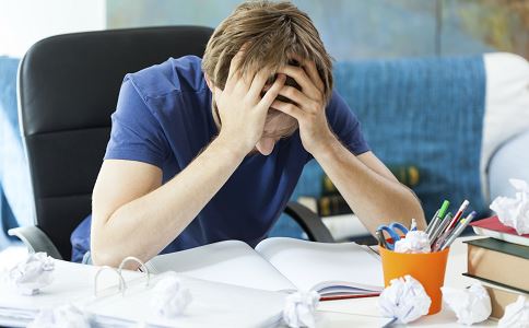 白领经常久坐会导致哪些危害 白领久坐有什么危害 白领久坐怎么办 如何预防白领久坐的危害