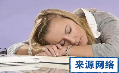 白领午睡要注意哪些问题 白领午睡好么 白领午睡有哪些好处