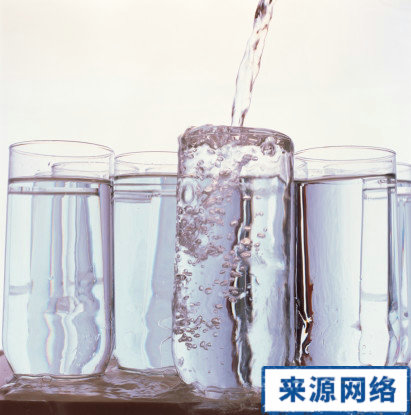 早上起床 早上起床喝什么水好 盐水 饮料 自来水 健康