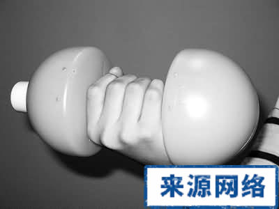 举哑铃动作勿过大 哑铃动作太大易受伤 举哑铃 锻炼肩部肌肉
