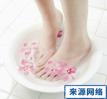 用什么泡脚好 冬季泡脚 冬天用什么泡脚好