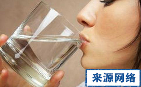 刚起床不能喝哪几种水 起床喝水好么 起床不能喝哪几种水 睡前做什么运动好