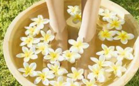 如何泡脚 泡脚如何养生 盐水泡脚有什么好处