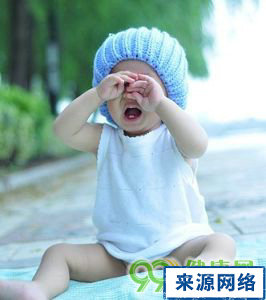 宝宝穿开裆裤 宝宝穿开裆裤有什么好处 宝宝穿开裆裤有什么危害