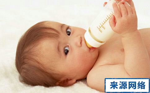 如何喂宝宝喝配方法 喝配方奶有什么方法 宝宝可以喝配方奶么