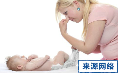 给宝宝换尿布有哪些注意事项 如何给宝宝换尿布 给宝宝换尿布有哪些注意事项 如何挑选尿布