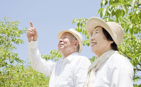 老人预防骨质疏松有什么方法 老人如何预防骨质疏松 补钙吃什么