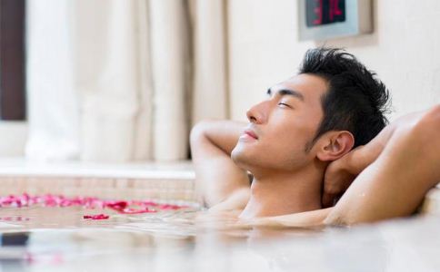 如何洗澡 正确的洗澡方法有哪些 洗澡要注意什么